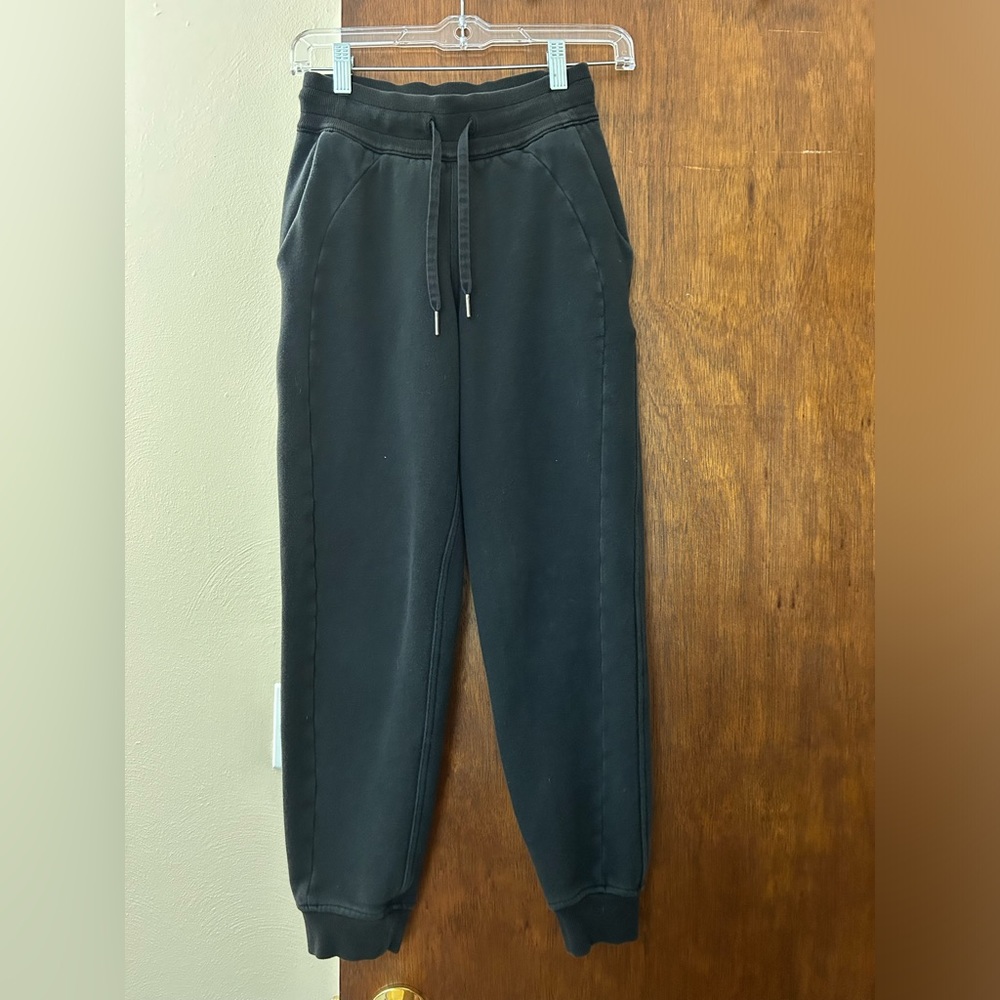 Lulu High Rise Cropped Joggers. Size 0, Black